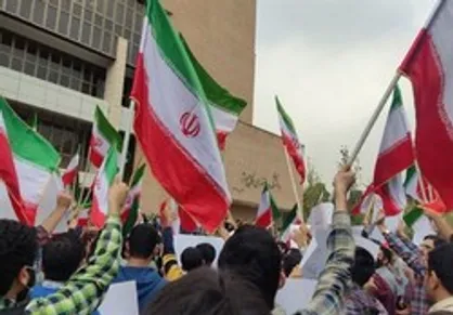 شعار و تجمع دانشجویان انقلابی در مواجهه با متعرضین به ساحت دانشگاه