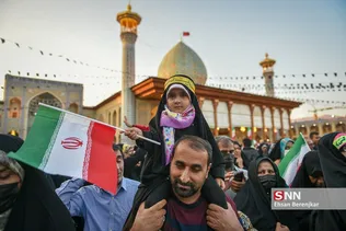 امروز در حرم مطهر شاهچراغ (ع)شوری برپا بود از جنس دانش آموزی، از جنس ذهن های جوان دهه هشتادی !
