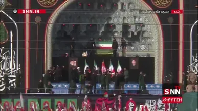 پیکر مطهر رهبر شهید انقلاب اسلامی در جایگاه وداع با مردم در مسجد مقدس جمکران قرار گرفت