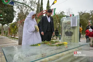 یک زوج شیرازی همزمان با فرارسیدن 22 اسفندماه، سالروز گرامیداشت مقام شهدا، آغاز زندگی مشترک خود را در جوار مزار شهدای گمنام گلزار شهدای این شهر جشن گرفتند.