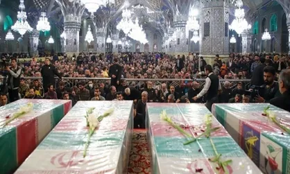 وداع زائران حرم رضوی با شهدای مدافع حرم تیپ فاطمیون+فیلم