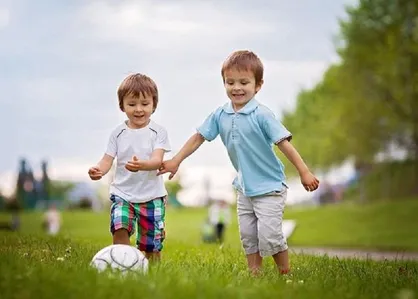 فعالیت فیزیکی و ورزشی در قالب بازی کردن به کودکان آموزش داده شود