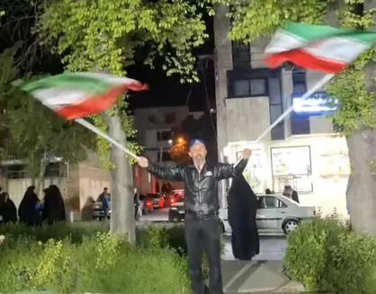 پرچم گردانی کف خیابان سن و سال نمی&zwnj;شناسد + فیلم