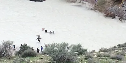 سقوط ۵ نفر در رودخانه کمهره سرخی/ پرواز ۲ ساعته بالگرد اورژانس بر فراز آسمان شیراز