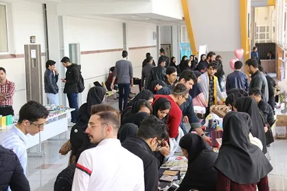 نمایشگاه خیریه&zwnj; کمک به زلزله&zwnj;زدگان در دانشگاه صنعتی کرمانشاه برگزار شد + عکس