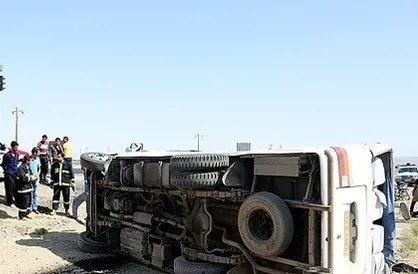 مینی&zwnj;بوس حامل دانشجویان دانشگاه آزاد بناب به علت لغزندگی جاده واژگون شد/ ۶ نفر مصدوم شدند