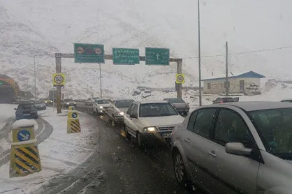 تردد خودرو&zwnj;ها از استان&zwnj;های البرز و تهران به سمت چالوس ممنوع شد