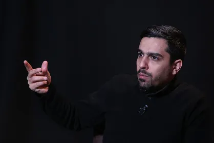 مردم مطلب نادرست از مداحان شنیدند تشر بزنند / سیاسی&zwnj;تر و هیئتی&zwnj;تر از رهبرانقلاب نداریم /  وضعیت شعر امروز در هیئات + فیلم