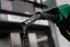 پیشنهاد علی مطهری برای افزایش قیمت بنزین/۸ پیشنهاد نمایندگان برای اصلاح تبصره ۱۴ بودجه