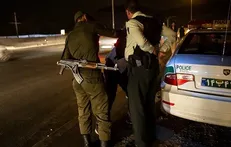 شلیک پلیس «سارق قمه به دست» را زمین‌گیر کرد