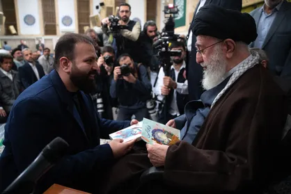 رهبر انقلاب: شعر باید انتقال دهنده پیام &laquo;دین و اخلاق&raquo;، &laquo;تمدن&raquo; و &laquo;ایرانی&zwnj;گری&raquo; باشد/ شعر؛ رسانه&zwnj;ای مهم و تأثیرگذار در دوران جنگ رسانه&zwnj;ای