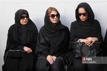 از سمت راست ملیکا شریفی نیا ، آناهیتا دری و همسر آن مرحوم در مراسم تشییع سید ضیا الدین دری 