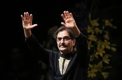 استاد موسیقی ایران در سالن ورزشی روی صحنه رفت