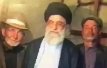 تصاویری از حضور رهبر انقلاب در چادر عشایر اردبیل و عکس یادگاری خانواده شهدای عشایر با حضرت آیت&zwnj;الله خامنه&zwnj;ای در مردادماه سال ۱۳۷۹