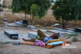 
300 روز زندگی در جوار مردگان پس از زلزله در کرمانشاه
