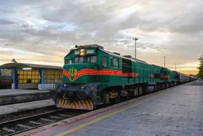 خروج چند واگن قطار باری از ریل در ایستگاه کاشمر +عکس