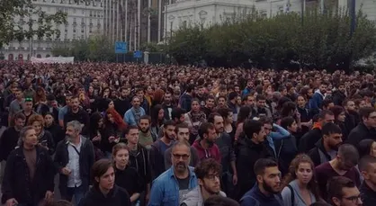 یونانی&zwnj;ها پرچم آمریکا را آتش زدند