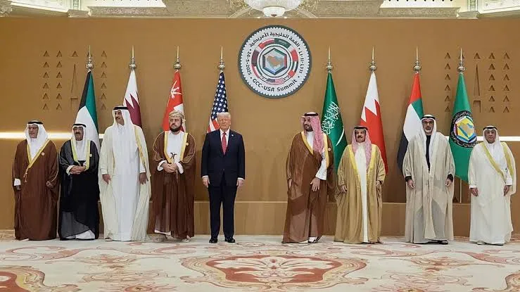 عطوان: عربستان، قطر و بحرین برای عدم حضور در نشست عمان تحت فشار آمریکا قرار گرفتند + فیلم