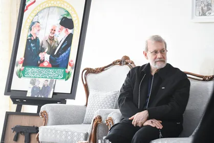 دیدار لاریجانی با خانواده فرماندهان شهید هوافضای سپاه + عکس
