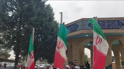 دانشجویان دانشگاه علوم پزشکی کرمانشاه پرچم ایران را به اهتزار درآوردند+فیلم