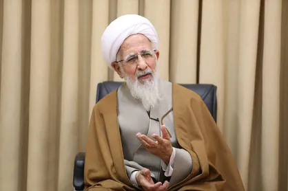 بی احترامی به رهبران الهی نشانه کم خردی است