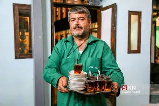 خادمان حسینیه بنکدار مرتب از عزاداران حاضر در جلسه پذیرایی می کنند