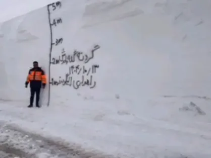 بارش ۵ متر برف در روستای گله&zwnj;بادوش شهرستان الیگودرز + فیلم