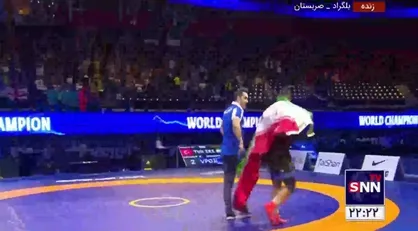 دور افتحار زدن امین میرزازاده با پرچم ایران