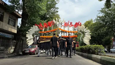 طنین عزاداری و شکوه علم‌گردانی در خیابان‌های رشت در سالروز شهادت امام رضا(ع)+فیلم