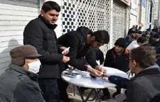 بسیج دانشجویی علوم پزشکی کرمانشاه در مسیر راهپیمایی ایستگاه سلامت برپا کرد + عکس