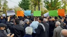 تجمع دانشجویان در اعتراض به ناکارآمدی وزیر نفت/ زنگنه را استیضاح کنید
