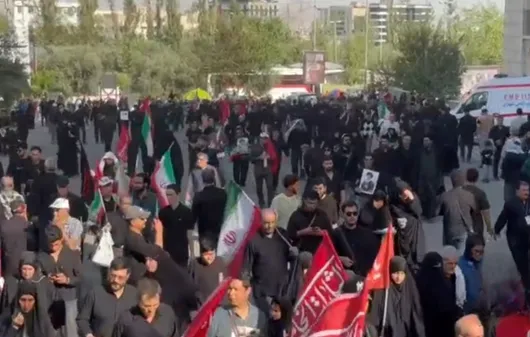 مسیر‌های منتهی به مصلای تهران مملو از جمعیتی که برای وداع با پیکر رهبر شهید انقلاب راهی شدند
