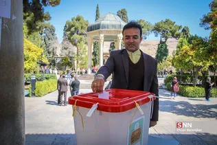 مردم شهر شیراز در استان فارس، از ساعات اولیه صبح امروز با حضور پای صندوق های رأی، در انتخابات مجلس شورای اسلامی و مجلس خبرگان رهبری شرکت کردند.

