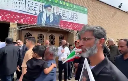 استقبال خادمان حرم مطهر حضرت فاطمه معصومه سلام الله علیها در روز دختر از خانواده شهیدان مدرسه شجره طیبه میناب