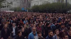 یونانی‌ها پرچم آمریکا را آتش زدند
