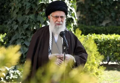 نظر رهبر انقلاب دربارۀ فاصله&zwnj;گذاری اجتماعی در نماز جماعت