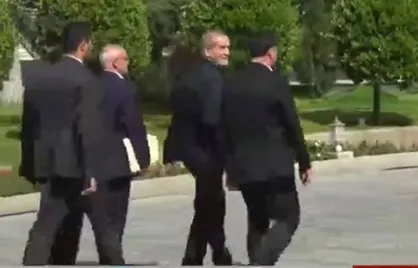 خوش و بش کوتاه رئیس&zwnj;جمهور با خبرنگاران در حیاط دولت