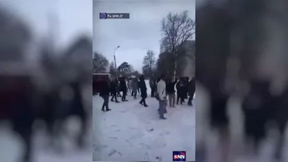 تجمع اعتراضی دانشجویان آفریقایی در شهر سومی اوکراین، به دلیل عدم اجازه خروج آنها از شهر برای خارج شدن از اوکراین
