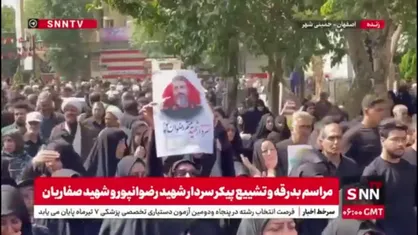مردم تصویر شهیدانشان را روی دست بالا می&zwnj;گیرند تا بگویند در این راه استوارند و پرچم شهادت تا ابد پیروز &zwnj;است و برافراشته می&zwnj;ماند