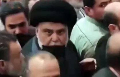 حضور مقتدی صدر در میان عزاداران رهبر شهید حضرت امام خامنه&zwnj;ای در نجف اشرف