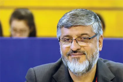 محمد پولادگر: زادگاه انسان هتل نیست که وقتی سرویس ندهند آن را رها کنند