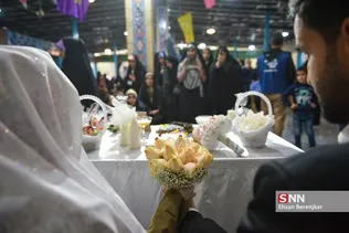یک زوج شیرازی همزمان با فرارسیدن 22 اسفندماه، سالروز گرامیداشت مقام شهدا، آغاز زندگی مشترک خود را در جوار مزار شهدای گمنام گلزار شهدای این شهر جشن گرفتند.
