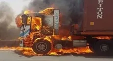 سوختن ۲ کامیون ارتش آمریکا در «الحسکه» سوریه