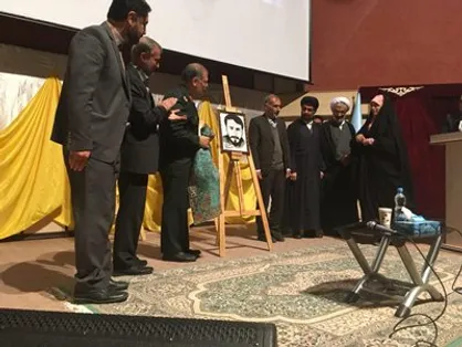 خانواده شهید دانشجو  &laquo;مصطفی صدر زاده&raquo; در دانشگاه یزد مورد تجلیل قرار گرفتند