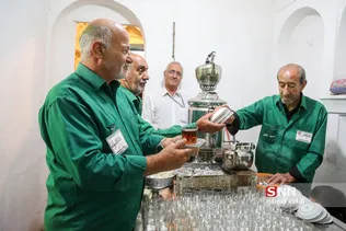 فعالیت و تلاش خادمان حسینیه بنکدار اصفهان  برای پذیرایی از عزاداران