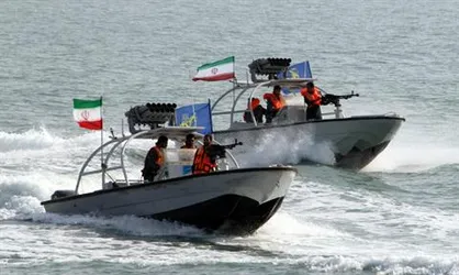 فیلم/ لحظه نزدیک شدن قایق&zwnj;های تندرو ایران به ناو آمریکایی در خلیج فارس