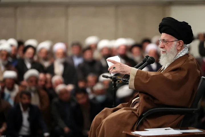 مشکلات کشور باید عالمانه حل شود/ چرا رهبر شهید دانشگاه را «قوه عاقله کشور» می‌داند؟