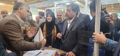 وام ۲۰ میلیونی در نمایشگاه ملی صنایع&zwnj;دستی/ اعطای نمادین کارت اعتباری تسهیلات به وزیر میراث فرهنگی