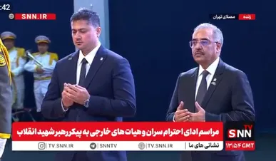 ادای احترام معاون دبیرکل سازمان همکاری اسلامی به پیکر رهبر شهید انقلاب + فیلم