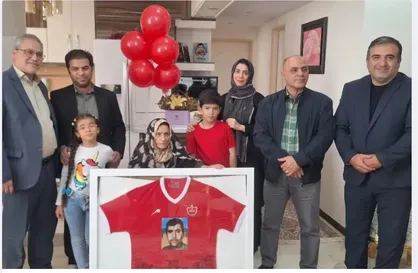 اهدای لباس پرسپولیس به مادر شهید کاوه